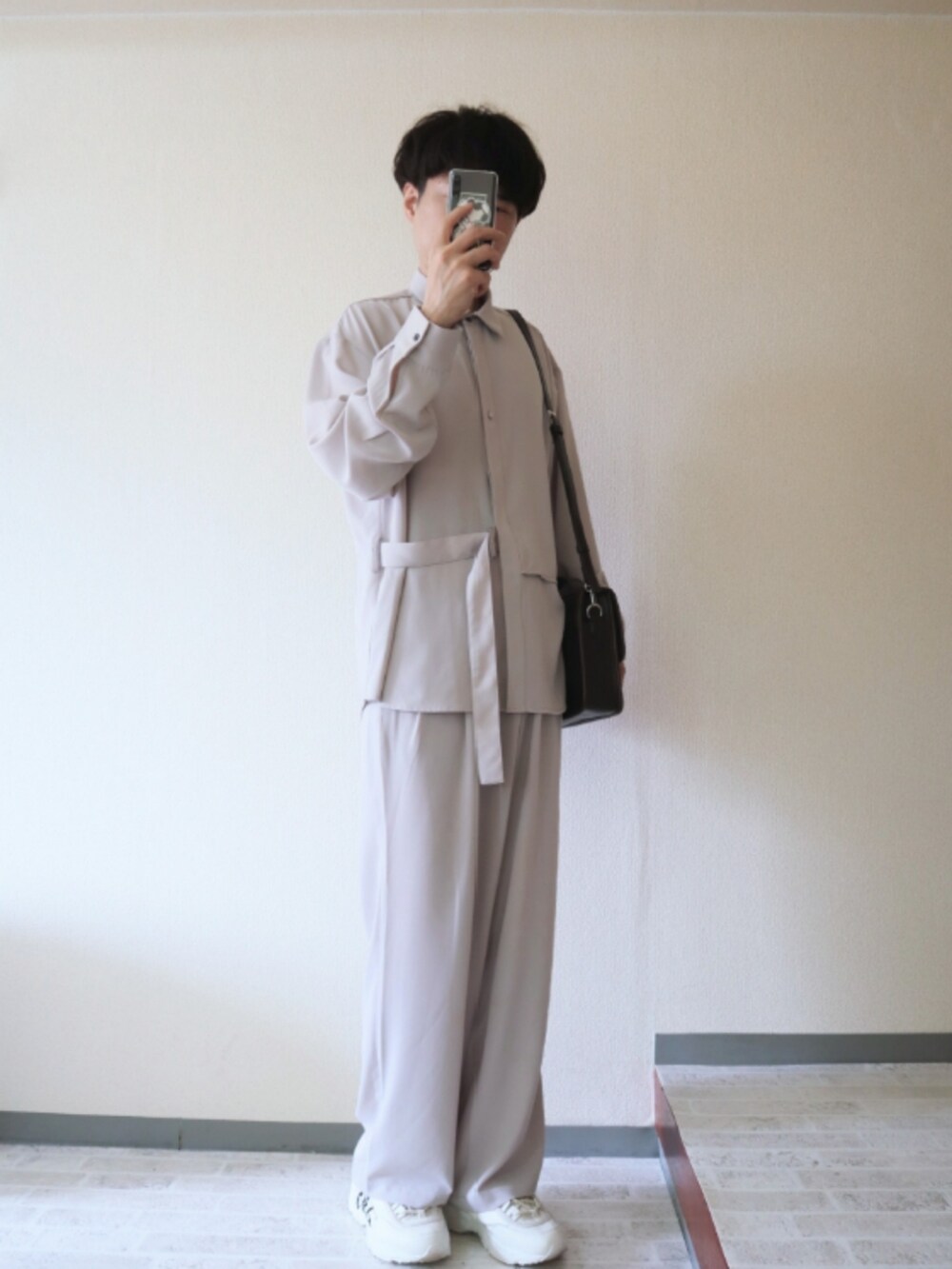 ベージュ系のシャツ/ブラウス、ベージュ系のその他パンツ、ブラウン系のショルダーバッグを着用したメンズの夏コーディネートの2枚目の写真