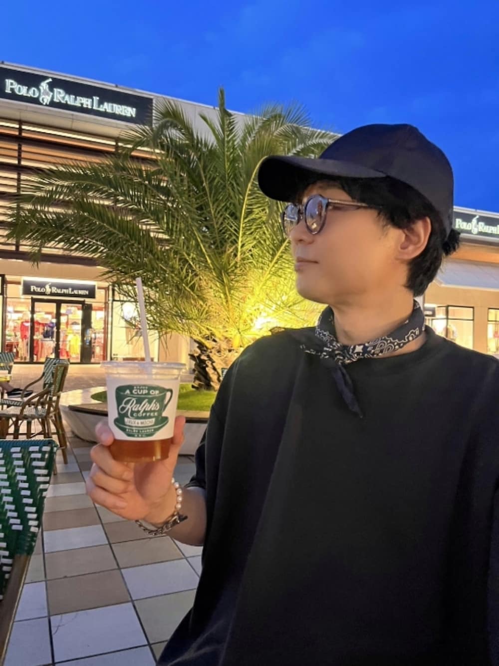 ブラック系のスニーカー、グレー系のTシャツ/カットソー、ホワイト系のその他パンツを着用したメンズの秋コーディネートの3枚目の写真