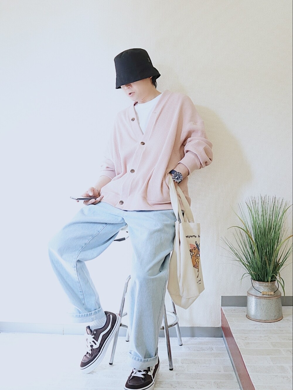 ピンク系のカーディガン/ボレロ、ブラック系のハット、ブルー系のアナログ腕時計を着用したメンズの春コーディネートの2枚目の写真