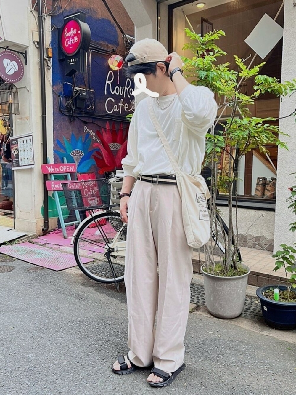 ホワイト系のTシャツ/カットソー、ホワイト系のトートバッグ、ブラック系のデジタル腕時計を着用したメンズの夏コーディネートの2枚目の写真