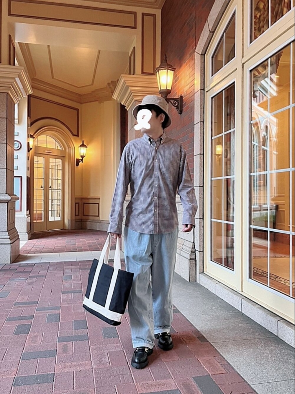 ブラック系のトートバッグ、ブラウン系のシャツ/ブラウス、ブラック系のローファーを着用したメンズの秋コーディネートの2枚目の写真