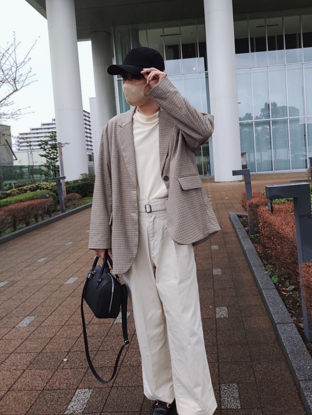 「春、ファストファッション、プチプラコーデ、キャップ、ブレザー、モックネック、タックパンツ、ビットローファー、厚底ローファー、レディース男子、ミニボストン、チェックジャケット、レトロ、カレッジ」｜「UNIQLOのベルテッドタックワイドパンツ(WOMEN 70)（その他パンツ、ホワイト系）」を使った、naokさん（メンズ・175cm）の春コーディネートの2枚目の写真