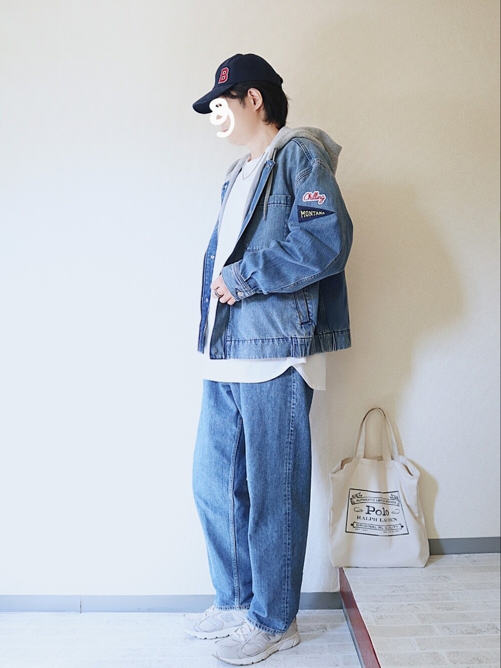 グレー系のスニーカー、ホワイト系のトートバッグ、ホワイト系のTシャツ/カットソーを着用したメンズの春コーディネートの2枚目の写真