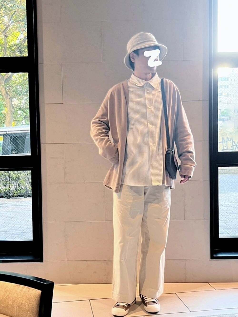 グレー系のシャツ/ブラウス、ホワイト系のその他パンツ、レッド系のショルダーバッグを着用したメンズの秋コーディネートの2枚目の写真