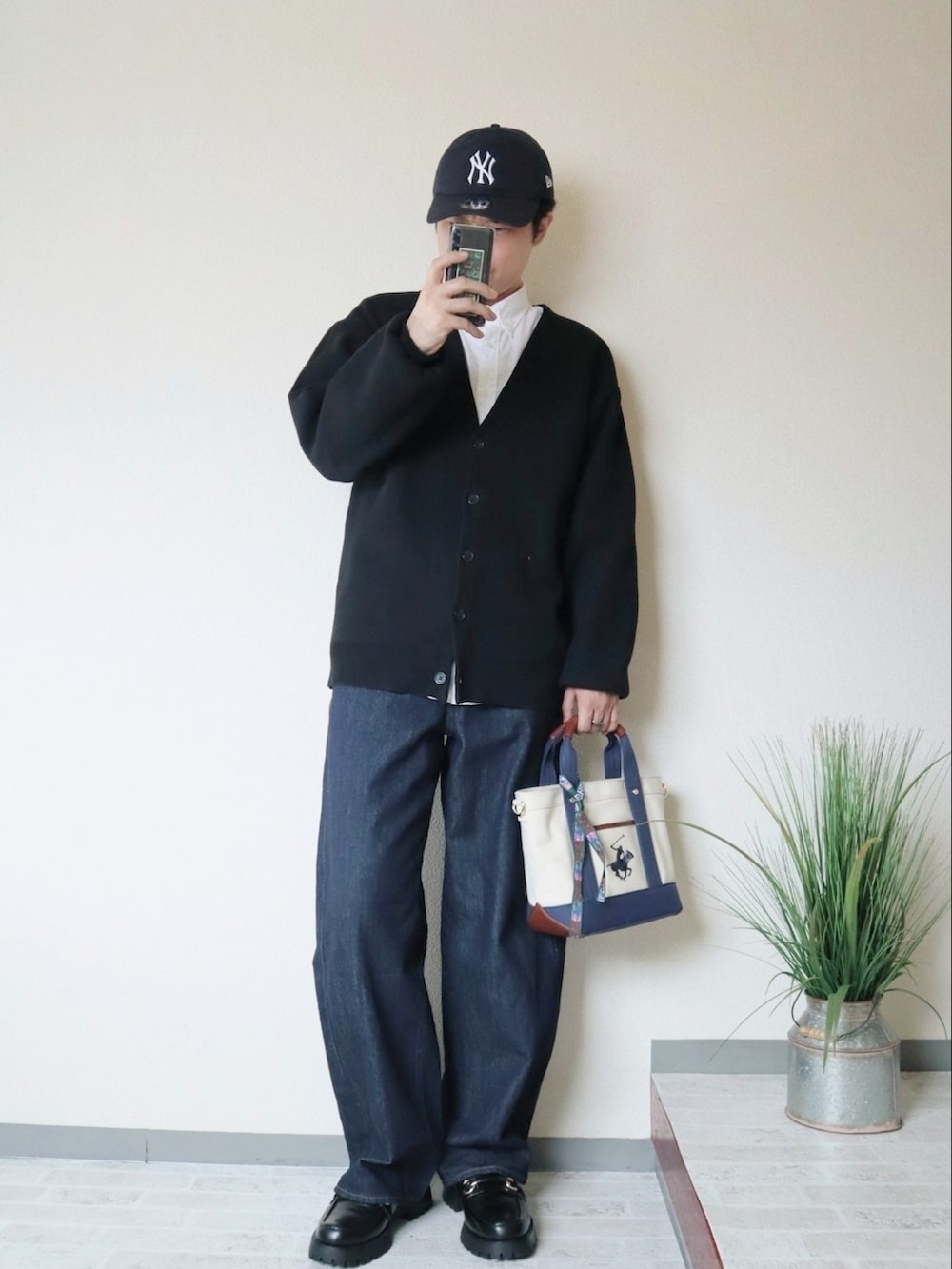 ホワイト系のトートバッグ、ブルー系のデニムパンツ、ホワイト系のシャツ/ブラウスを着用したメンズの秋コーディネートの2枚目の写真