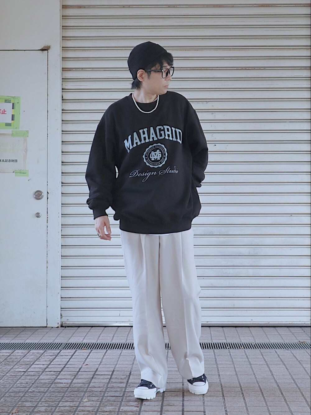 ブラック系のスウェット、ブラック系のスニーカー、グリーン系のニットキャップ/ビーニーを着用したメンズの春コーディネートの2枚目の写真