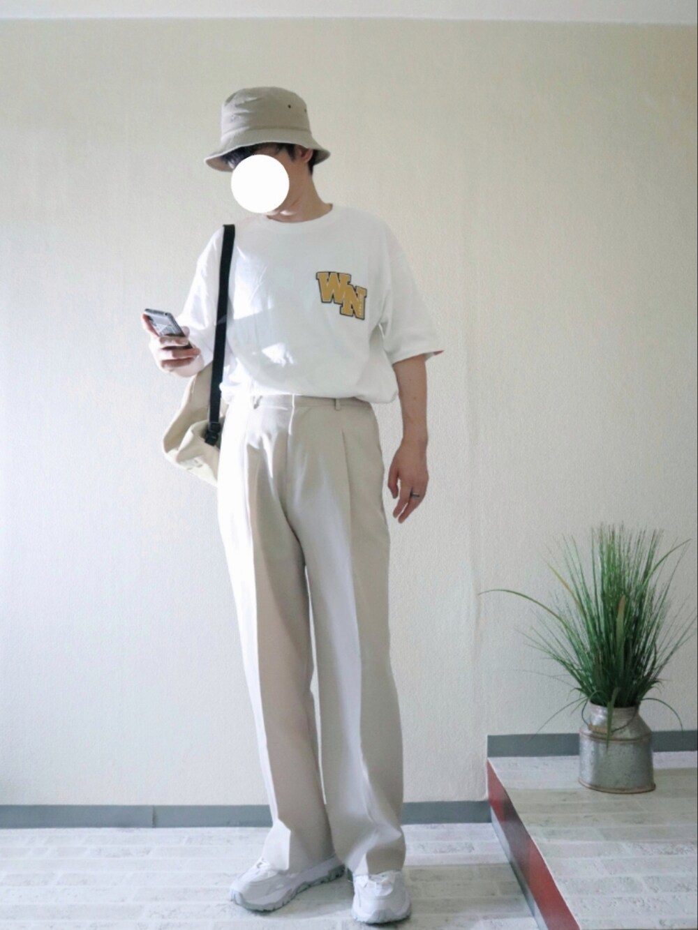 ホワイト系のTシャツ/カットソー、ホワイト系のスニーカー、ベージュ系のバックパック/リュックを着用したメンズの夏コーディネートの2枚目の写真