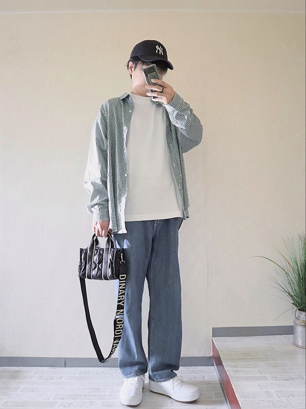 ホワイト系のTシャツ/カットソー、ホワイト系のスニーカー、その他のシャツ/ブラウスを着用したメンズの夏コーディネートの3枚目の写真