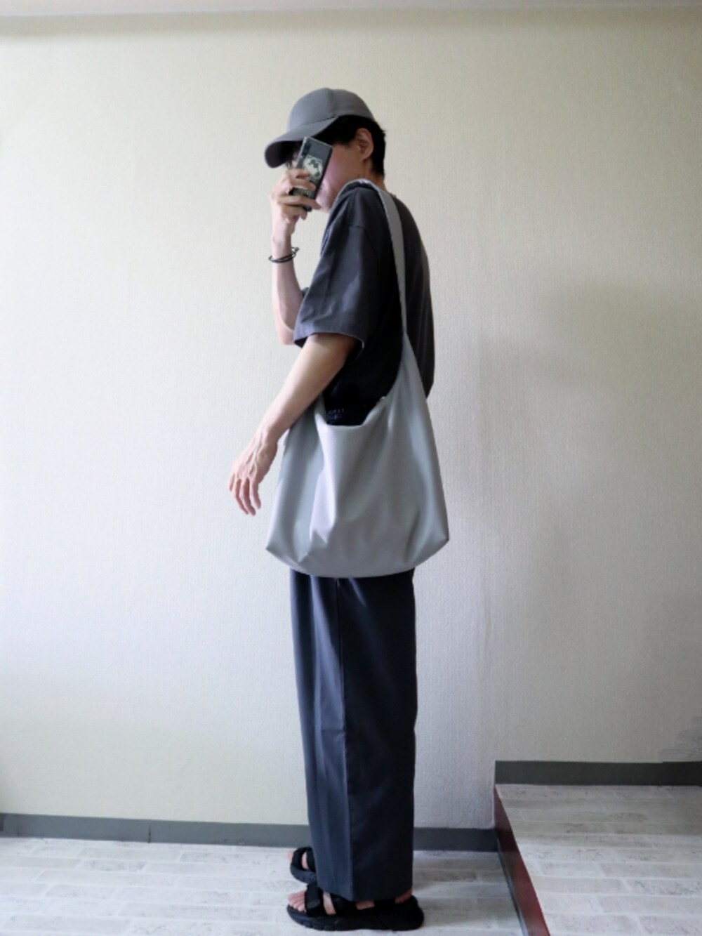 グレー系のTシャツ/カットソー、グレー系のその他パンツ、グレー系のキャップを着用したメンズの夏コーディネートの2枚目の写真