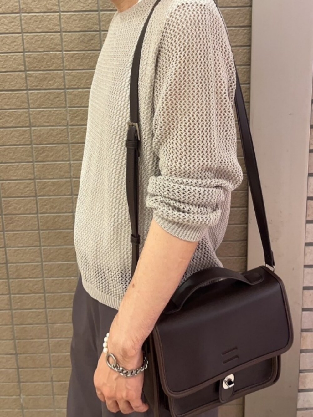 ブラウン系のサンダル、グレー系のその他パンツ、グレー系のニット/セーターを着用したメンズの秋コーディネートの2枚目の写真