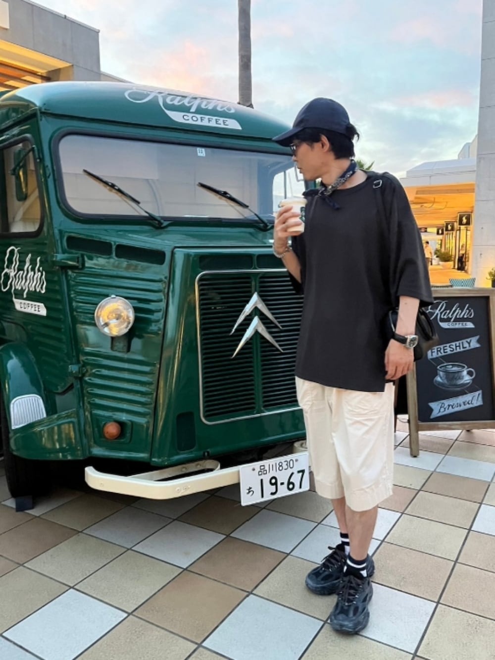 ブラック系のスニーカー、グレー系のTシャツ/カットソー、ホワイト系のその他パンツを着用したメンズの秋コーディネートの2枚目の写真