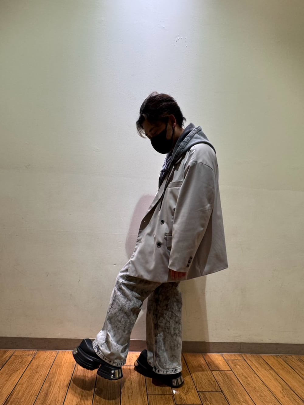 グレー系のパーカー、グレー系のテーラードジャケット、ブラック系のタンクトップを着用したメンズの春コーディネートの2枚目の写真