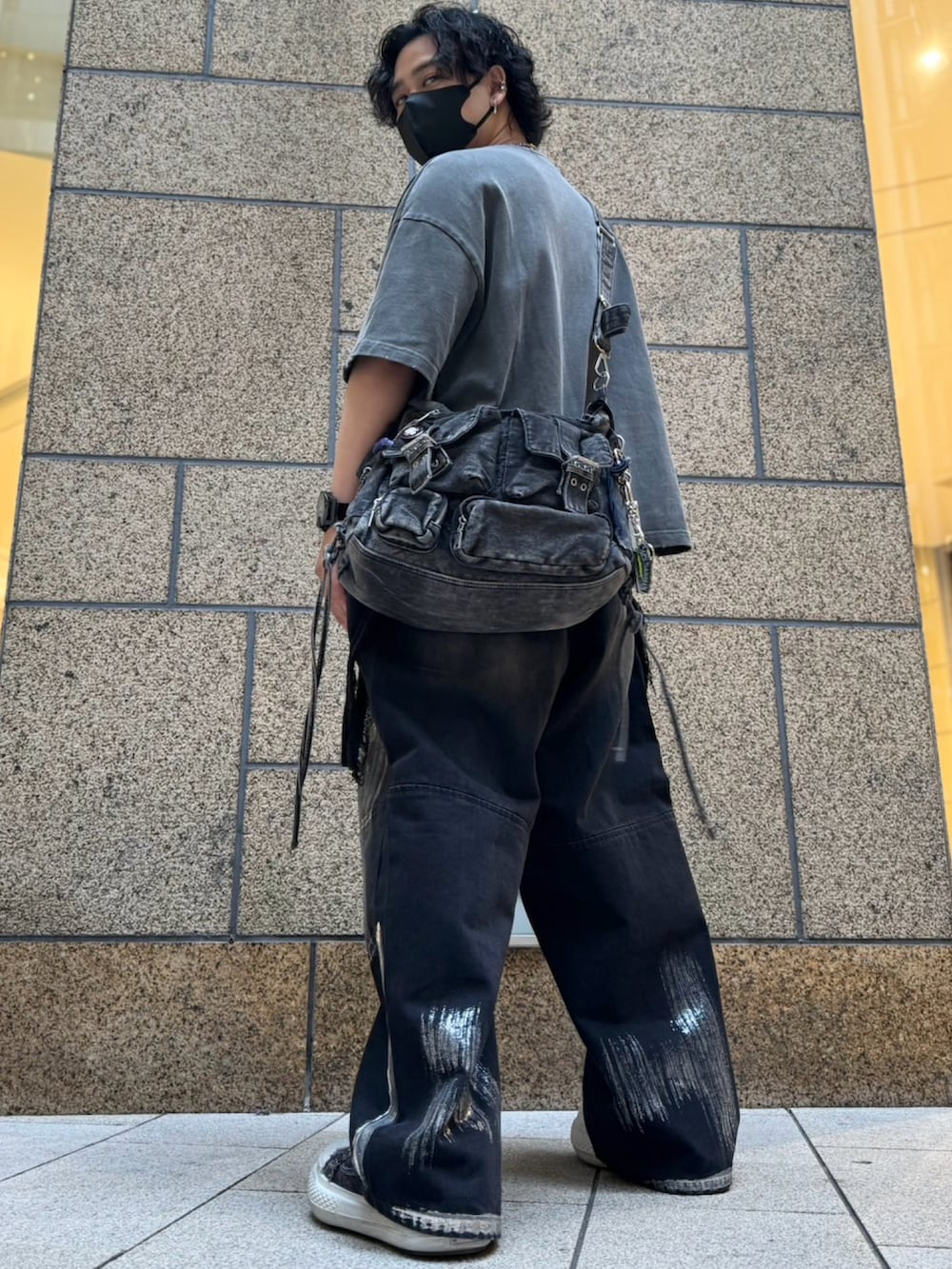 ブラック系のTシャツ/カットソー、ブラック系のデニムパンツ、ブラック系のショルダーバッグを着用したメンズの夏コーディネートの2枚目の写真