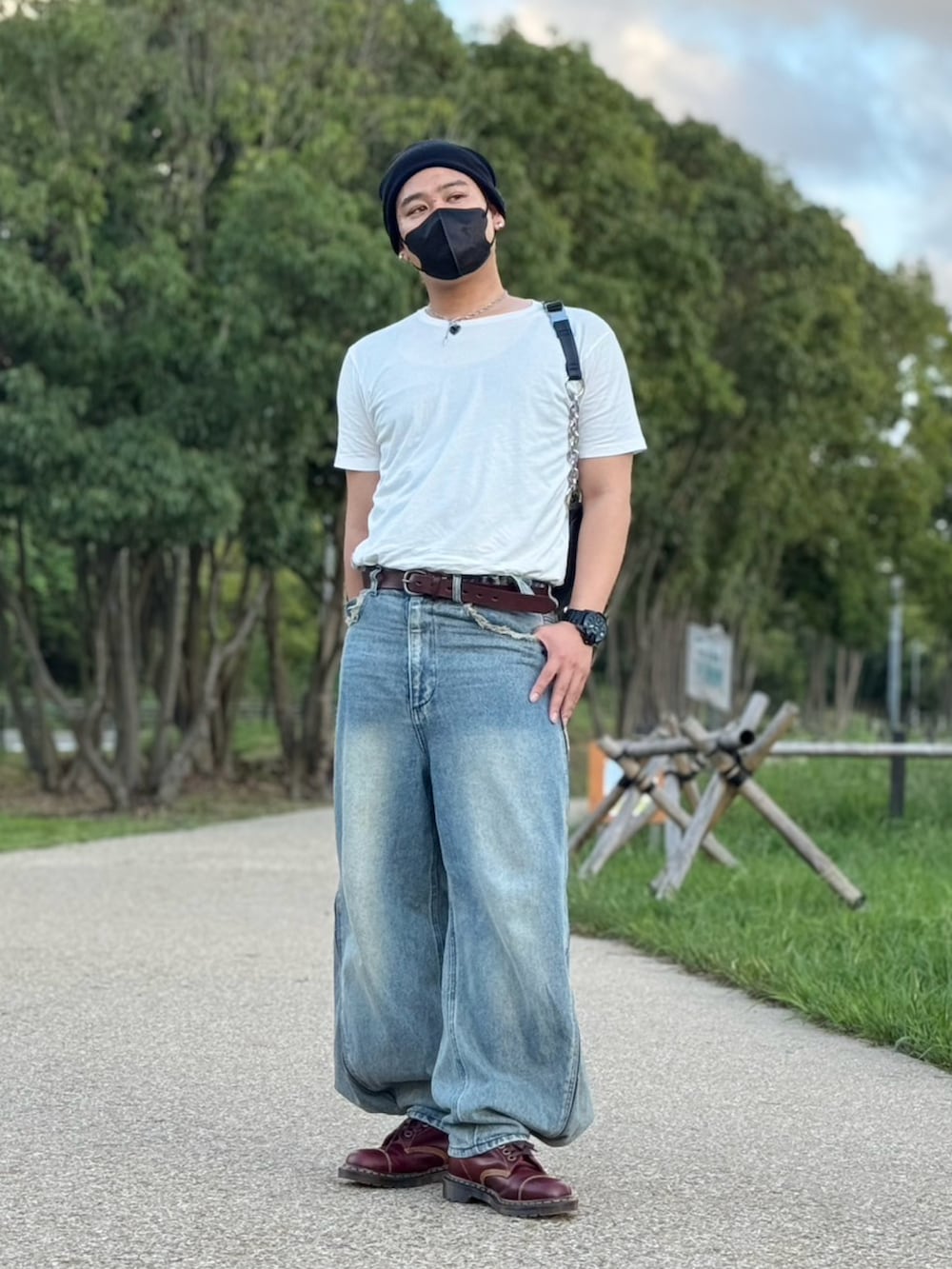 ホワイト系のTシャツ/カットソー、ブルー系のデニムパンツ、レッド系のブーツを着用したメンズの秋コーディネートの3枚目の写真