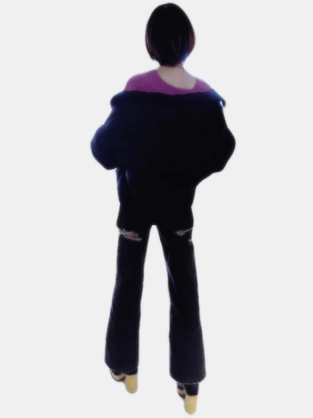 ブラック系のデニムパンツ、ブラック系のブーツ、ブラック系のダウンジャケット/コートを着用したレディースの冬コーディネートの2枚目の写真