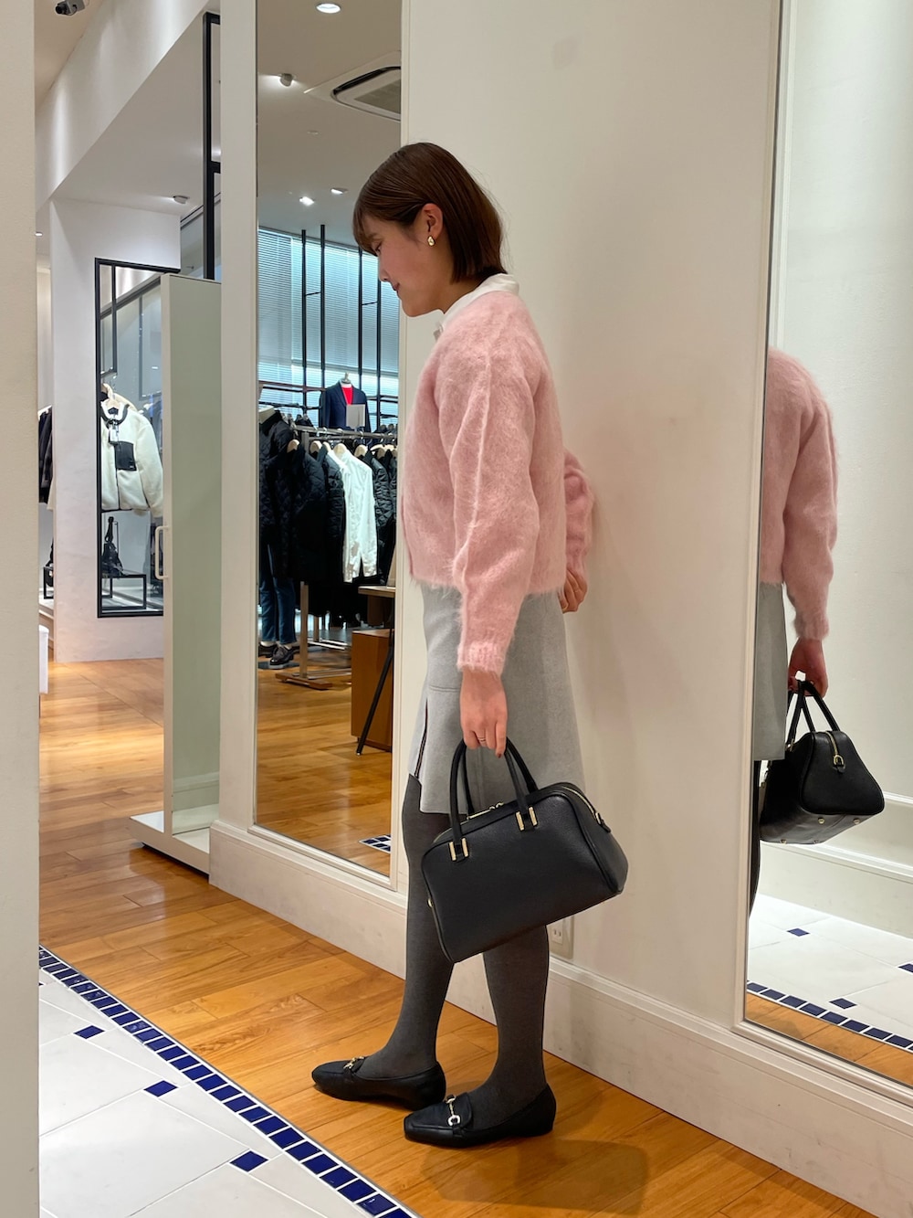「冬コーデ、秋冬コーデ、ニットコーデ、冬のコーデ、お出かけコーデ、きれいめカジュアル、カジュアルコーデ、レディースファッション、淡色コーデ、大人ガーリー、韓国ファッション、ootd、スカート、デートコーデ」｜「NOLLEY’SのアルパカブレンドへアリーVネックカーディガン（カーディガン/ボレロ、ピンク系）」を使った、kanaguchiさん（骨格ストレート・レディース・165cm）の冬コーディネートの3枚目の写真