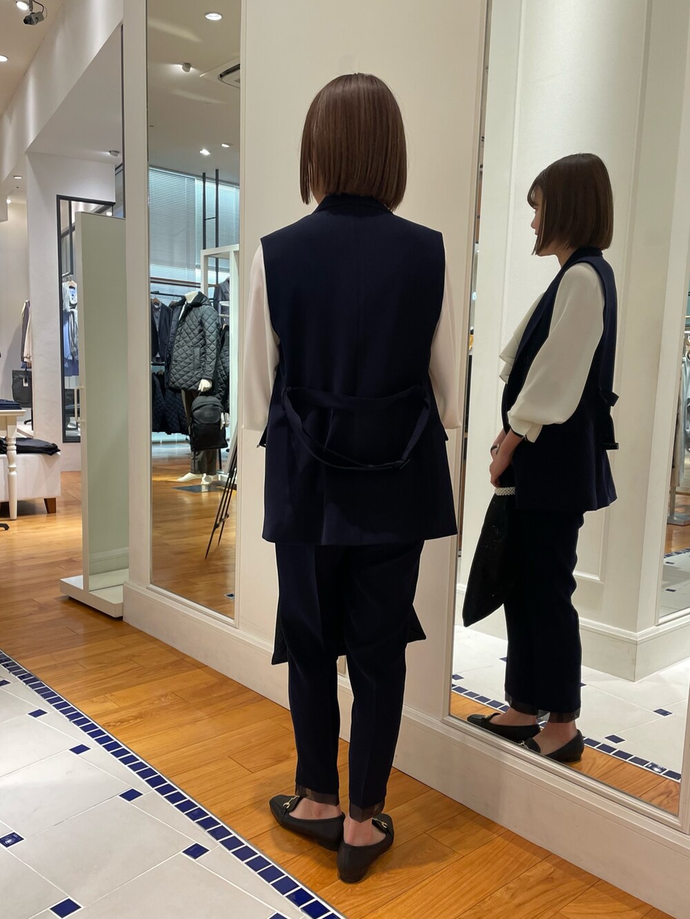 ブルー系のベスト、ブルー系のその他パンツ、ホワイト系のシャツ/ブラウスを着用したレディースの冬コーディネートの3枚目の写真