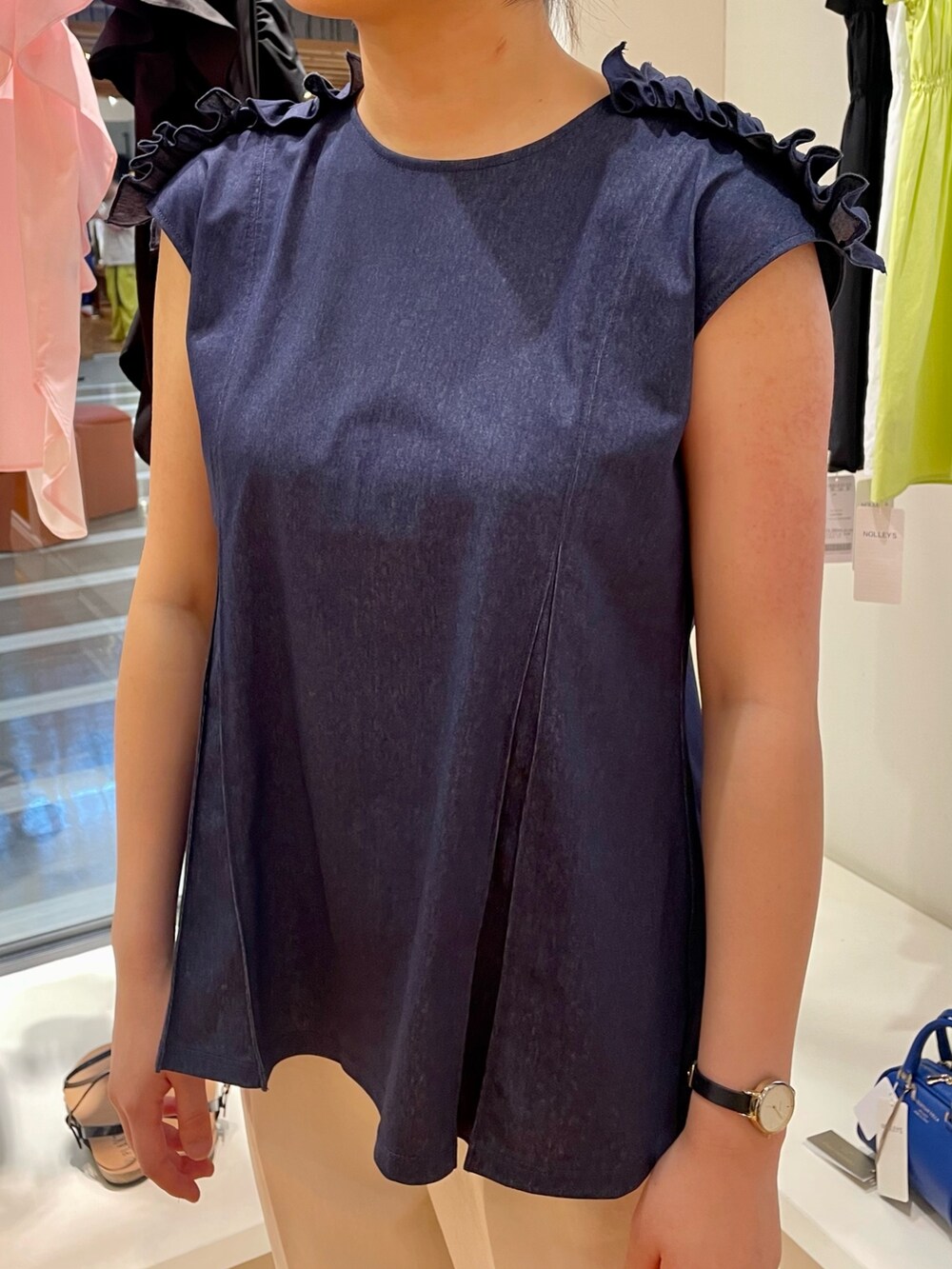 ブルー系のTシャツ/カットソー、ホワイト系のその他パンツ、ブラック系のサンダルを着用したレディースの夏コーディネートの5枚目の写真