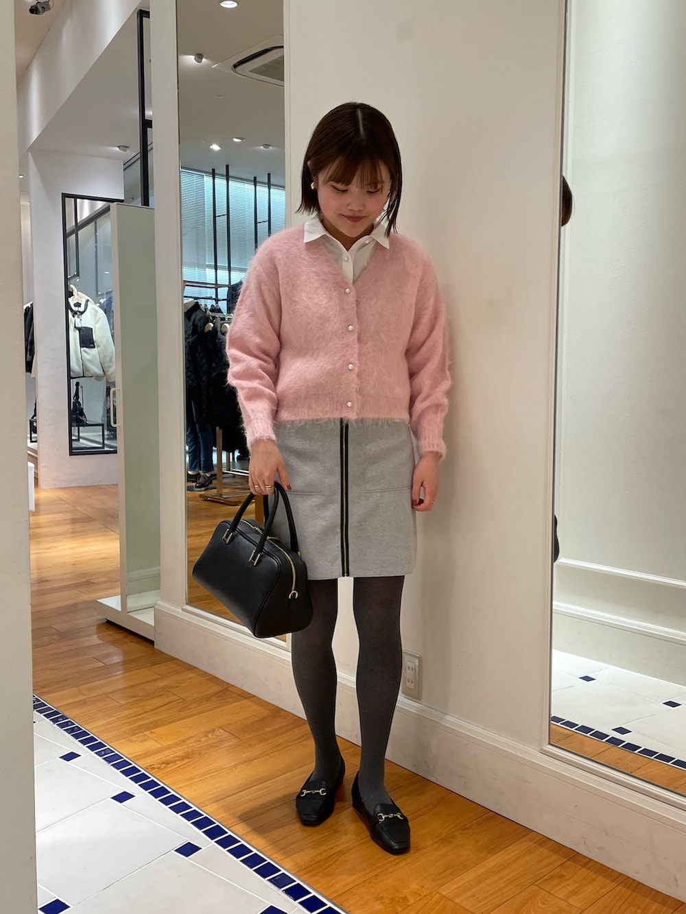 「冬コーデ、秋冬コーデ、ニットコーデ、冬のコーデ、お出かけコーデ、きれいめカジュアル、カジュアルコーデ、レディースファッション、淡色コーデ、大人ガーリー、韓国ファッション、ootd、スカート、デートコーデ」｜「NOLLEY’SのアルパカブレンドへアリーVネックカーディガン（カーディガン/ボレロ、ピンク系）」を使った、kanaguchiさん（骨格ストレート・レディース・165cm）の冬コーディネートの2枚目の写真
