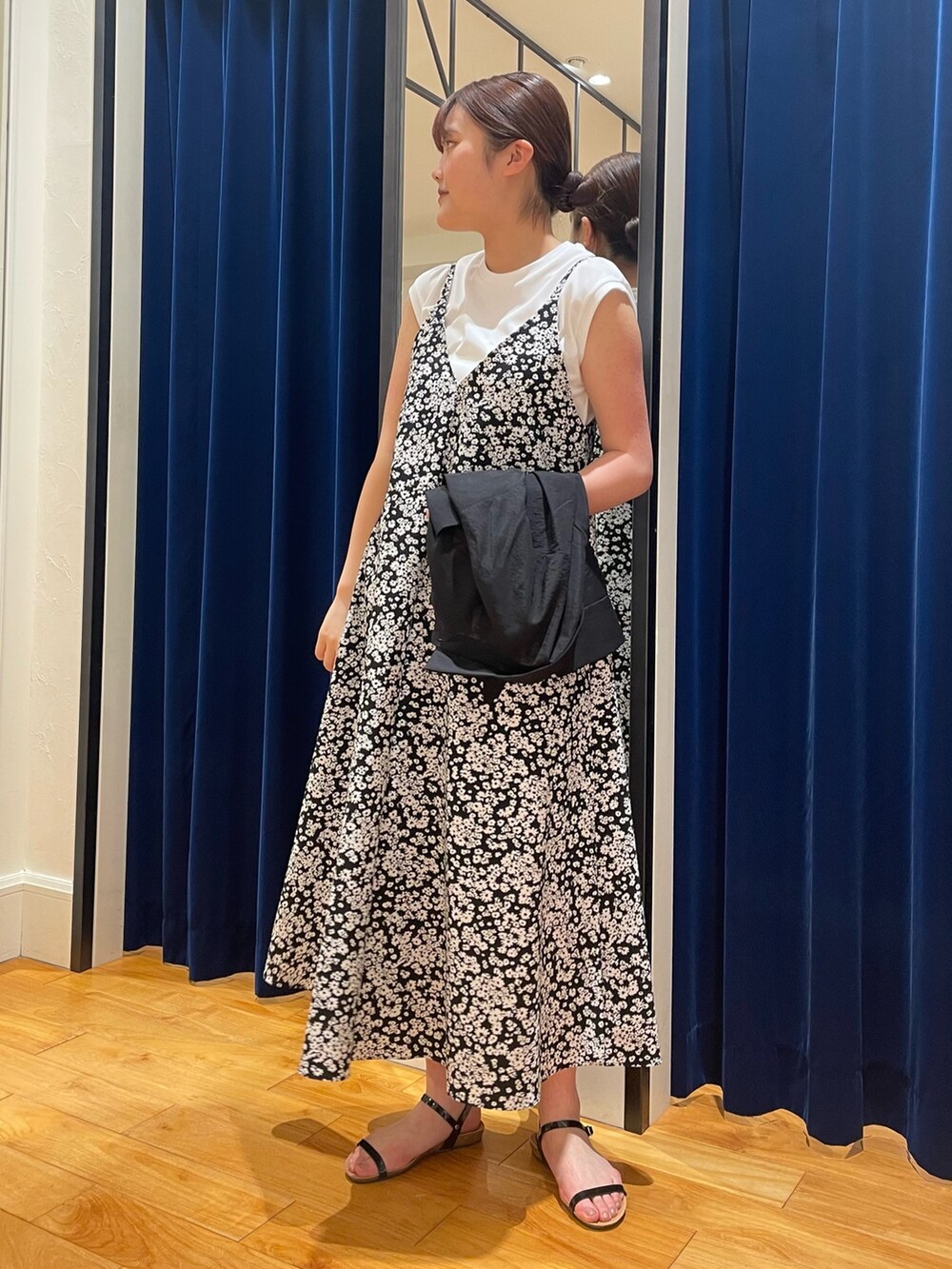 ブラック系のシャツ/ブラウス、ホワイト系のTシャツ/カットソー、ブラック系のワンピースを着用したレディースの夏コーディネートの5枚目の写真