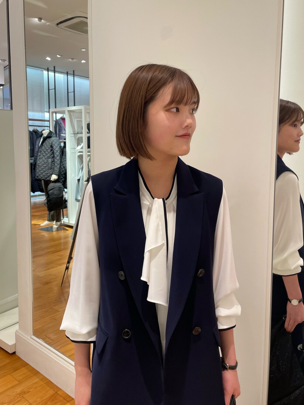 ブルー系のベスト、ブルー系のその他パンツ、ホワイト系のシャツ/ブラウスを着用したレディースの冬コーディネートの4枚目の写真