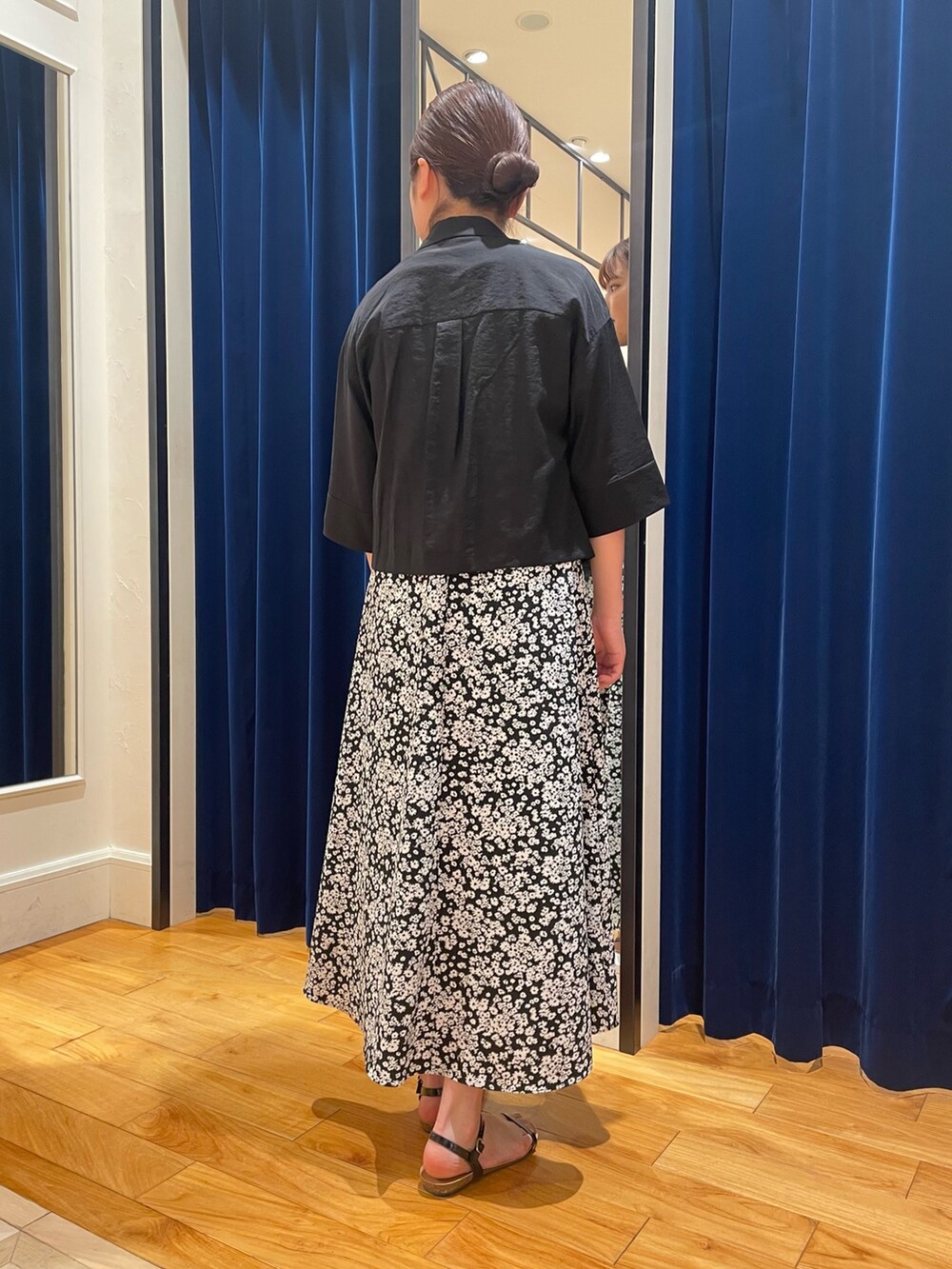 ブラック系のシャツ/ブラウス、ホワイト系のTシャツ/カットソー、ブラック系のワンピースを着用したレディースの夏コーディネートの4枚目の写真