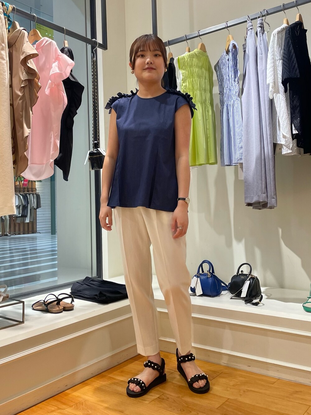 ブルー系のTシャツ/カットソー、ホワイト系のその他パンツ、ブラック系のサンダルを着用したレディースの夏コーディネートの2枚目の写真