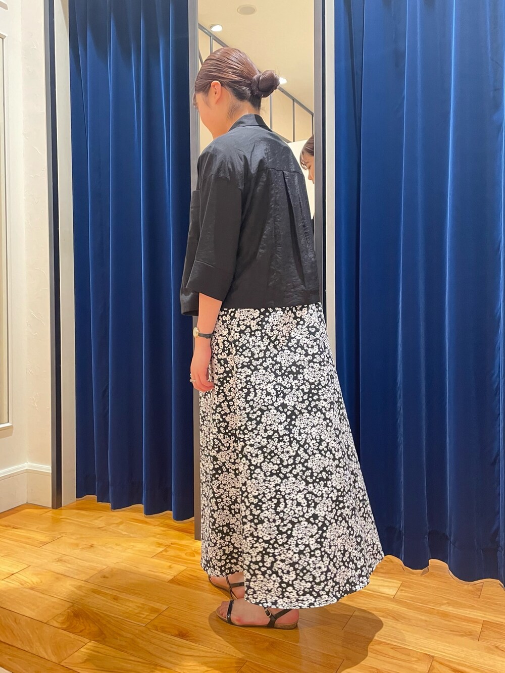 ブラック系のシャツ/ブラウス、ホワイト系のTシャツ/カットソー、ブラック系のワンピースを着用したレディースの夏コーディネートの3枚目の写真