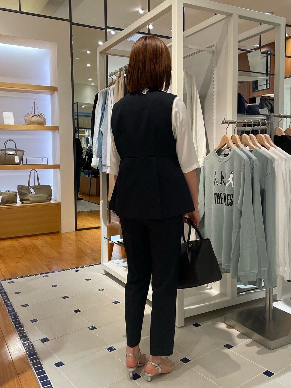 「秋コーデ、セットアップ、ジレスタイル、ジレコーデ、パンツスタイル、テーパードパンツ、通勤コーデ、通勤スタイル、オフィスカジュアル、オフィスコーデ、キレイめ、シンプルコーデ」｜「NOLLEY’Sのオトナサテン5分袖Tブラウス（シャツ/ブラウス、ホワイト系）」を使った、kanaguchiさん（レディース・164cm）の秋コーディネートの3枚目の写真