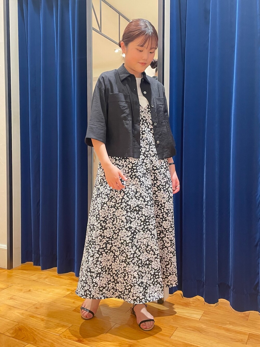 ブラック系のシャツ/ブラウス、ホワイト系のTシャツ/カットソー、ブラック系のワンピースを着用したレディースの夏コーディネートの2枚目の写真