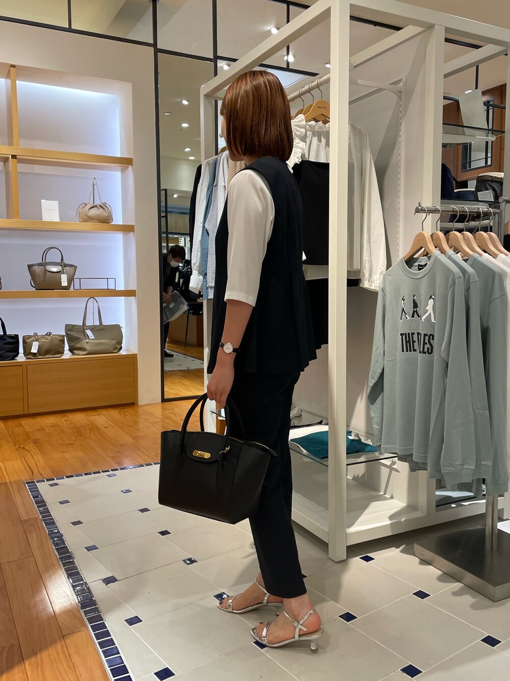「秋コーデ、セットアップ、ジレスタイル、ジレコーデ、パンツスタイル、テーパードパンツ、通勤コーデ、通勤スタイル、オフィスカジュアル、オフィスコーデ、キレイめ、シンプルコーデ」｜「NOLLEY’Sのオトナサテン5分袖Tブラウス（シャツ/ブラウス、ホワイト系）」を使った、kanaguchiさん（レディース・164cm）の秋コーディネートの4枚目の写真