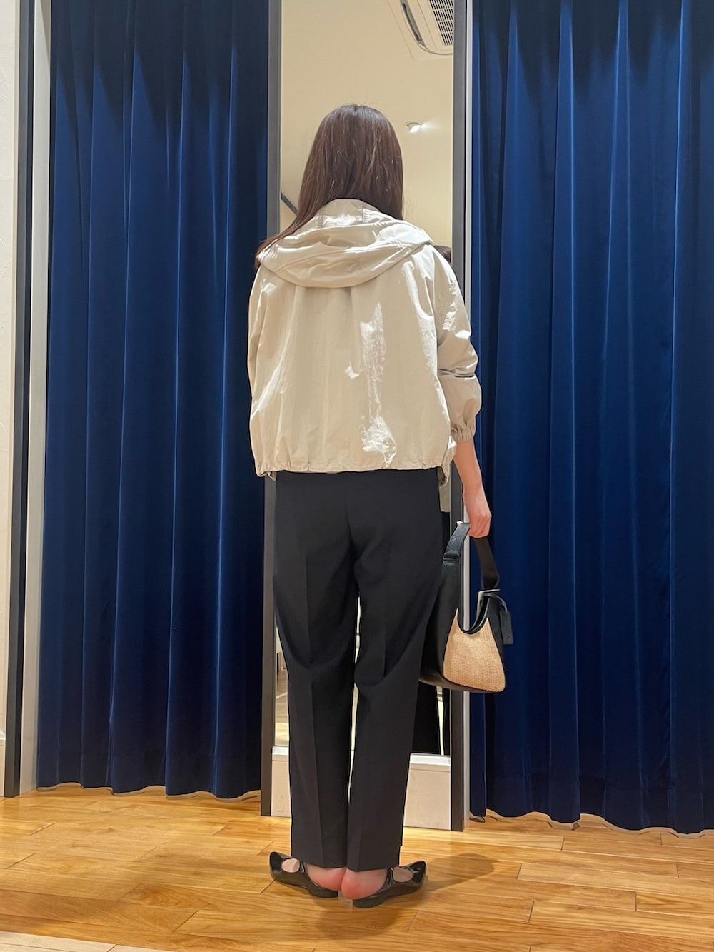 「お出かけコーデ、シンプル、春カラー、オトナカワイイ、着回しコーデ、マウンテンパーカー、ブラウス、春コーデ、きれいめカジュアル、キレイめ、大人カジュアル、大人女子、シンプルコーデ、休日スタイル」|「NOLLEY’Sの《手洗い可能》愛され サテン×ベア天2WAYタンクトップ(タンクトップ、ホワイト系)」を使った、kanaguchiさん(レディース・165cm)の春コーディネートの4枚目の写真