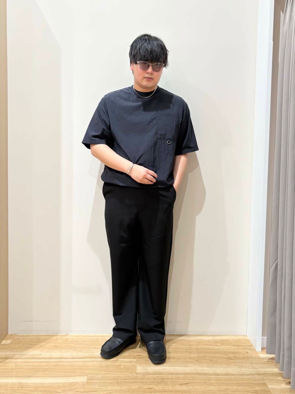 ブラック系のTシャツ/カットソー、ブラック系のシャツ/ブラウス、シルバー系のネックレスを着用したメンズの夏コーディネートの2枚目の写真