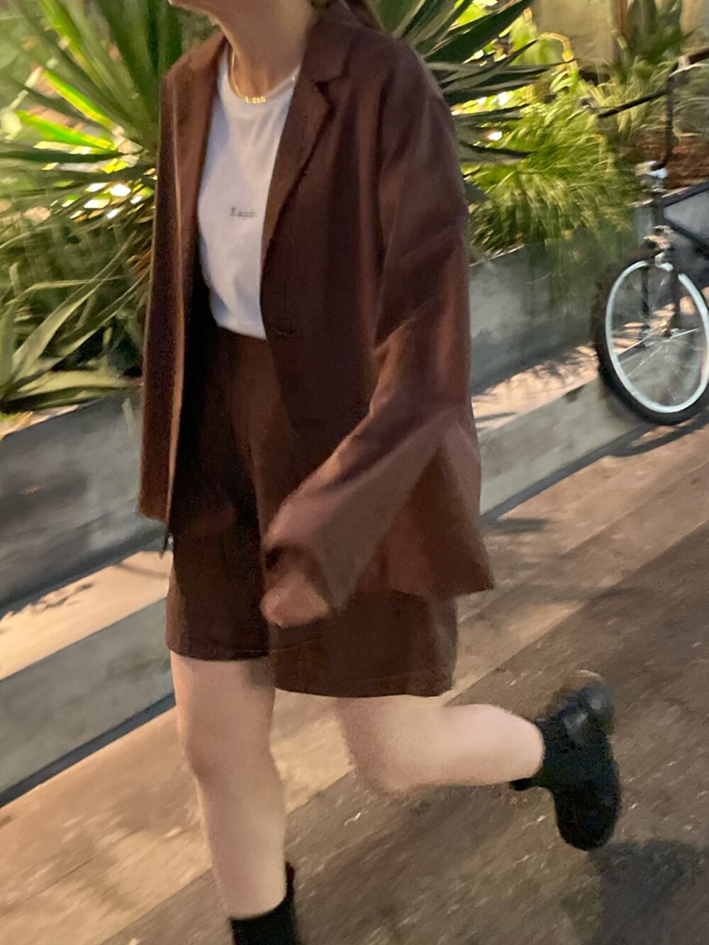 ブラウン系のジャケット/アウター、ブラウン系のパンツ、ブラック系のシューズを着用したレディースの秋コーディネートの2枚目の写真