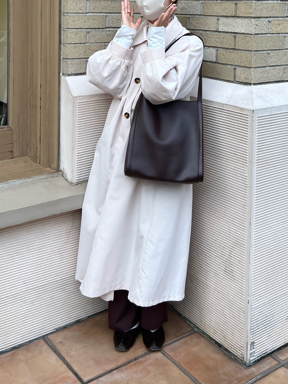 ホワイト系のジャケット/アウター、ブラウン系のその他パンツを着用したレディースの春コーディネートの5枚目の写真