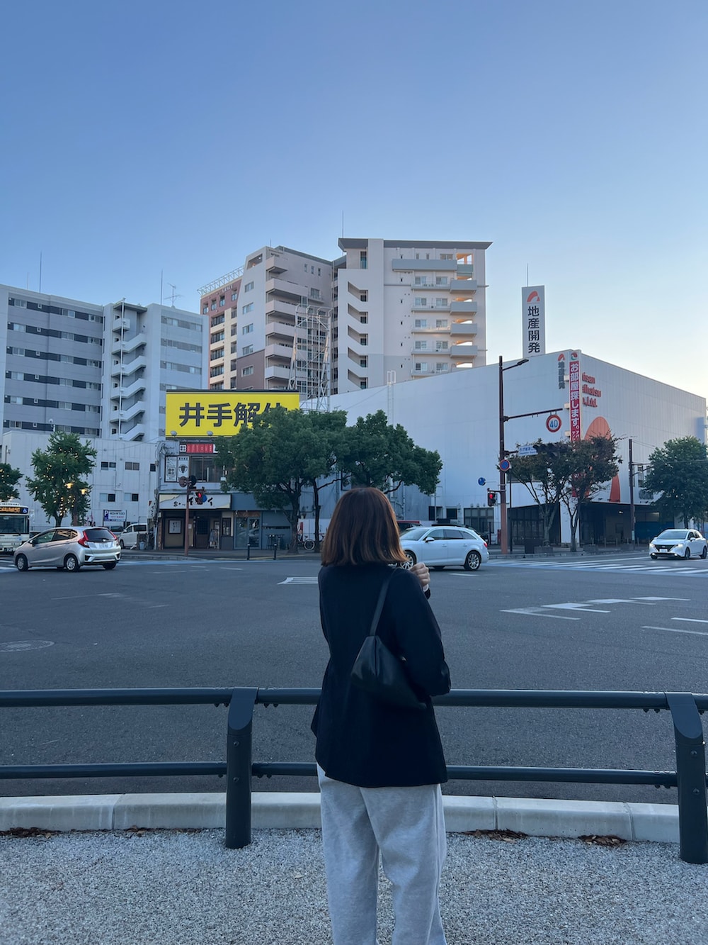 その他のノーカラージャケット、グレー系のスウェットパンツを着用したレディースの冬コーディネートの2枚目の写真