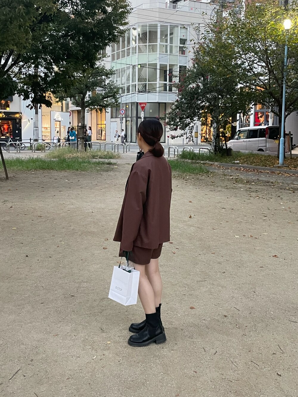 ブラウン系のジャケット/アウター、ブラウン系のパンツ、ブラック系のシューズを着用したレディースの秋コーディネートの5枚目の写真