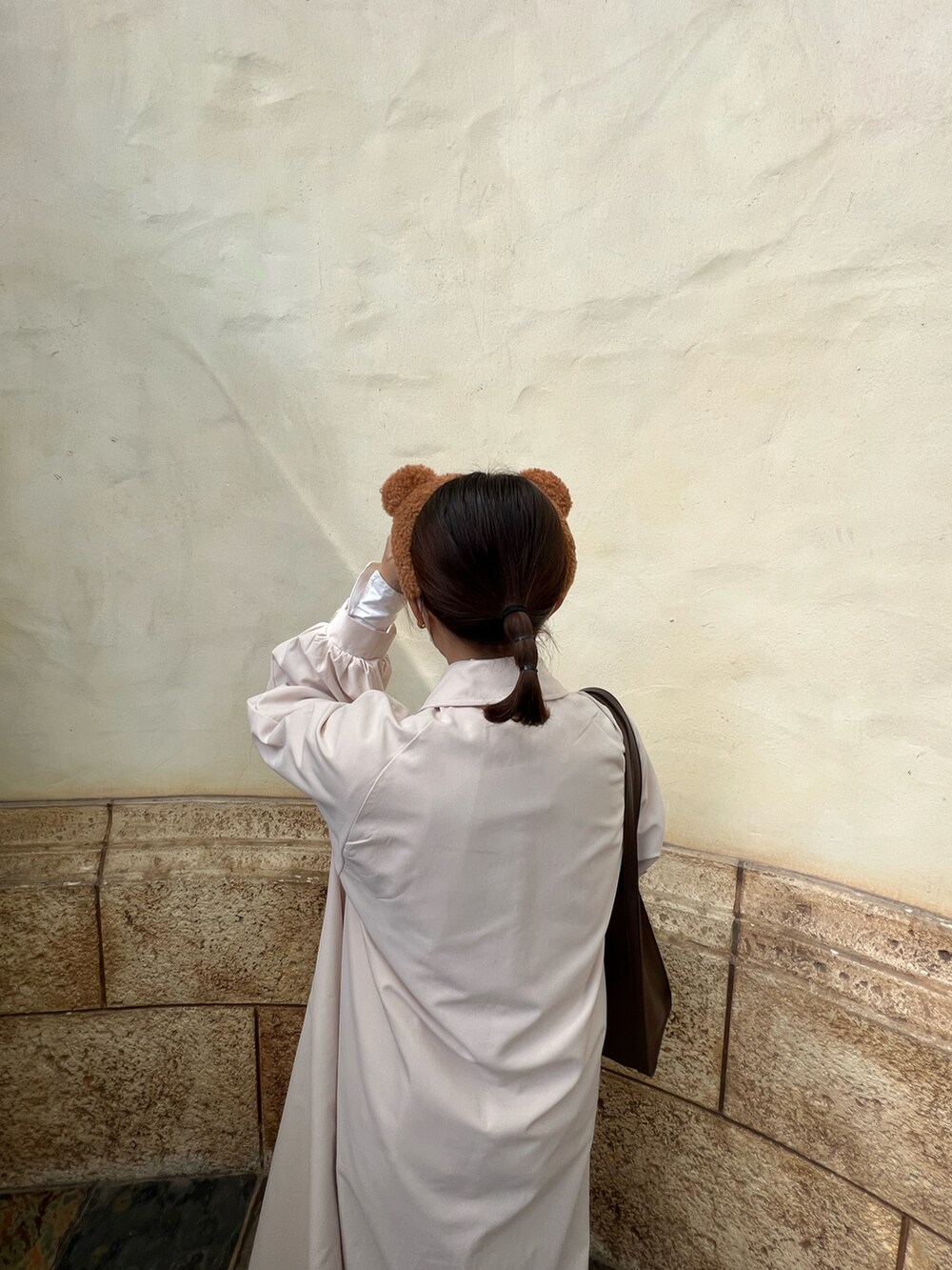 ホワイト系のジャケット/アウター、ブラウン系のその他パンツを着用したレディースの春コーディネートの2枚目の写真