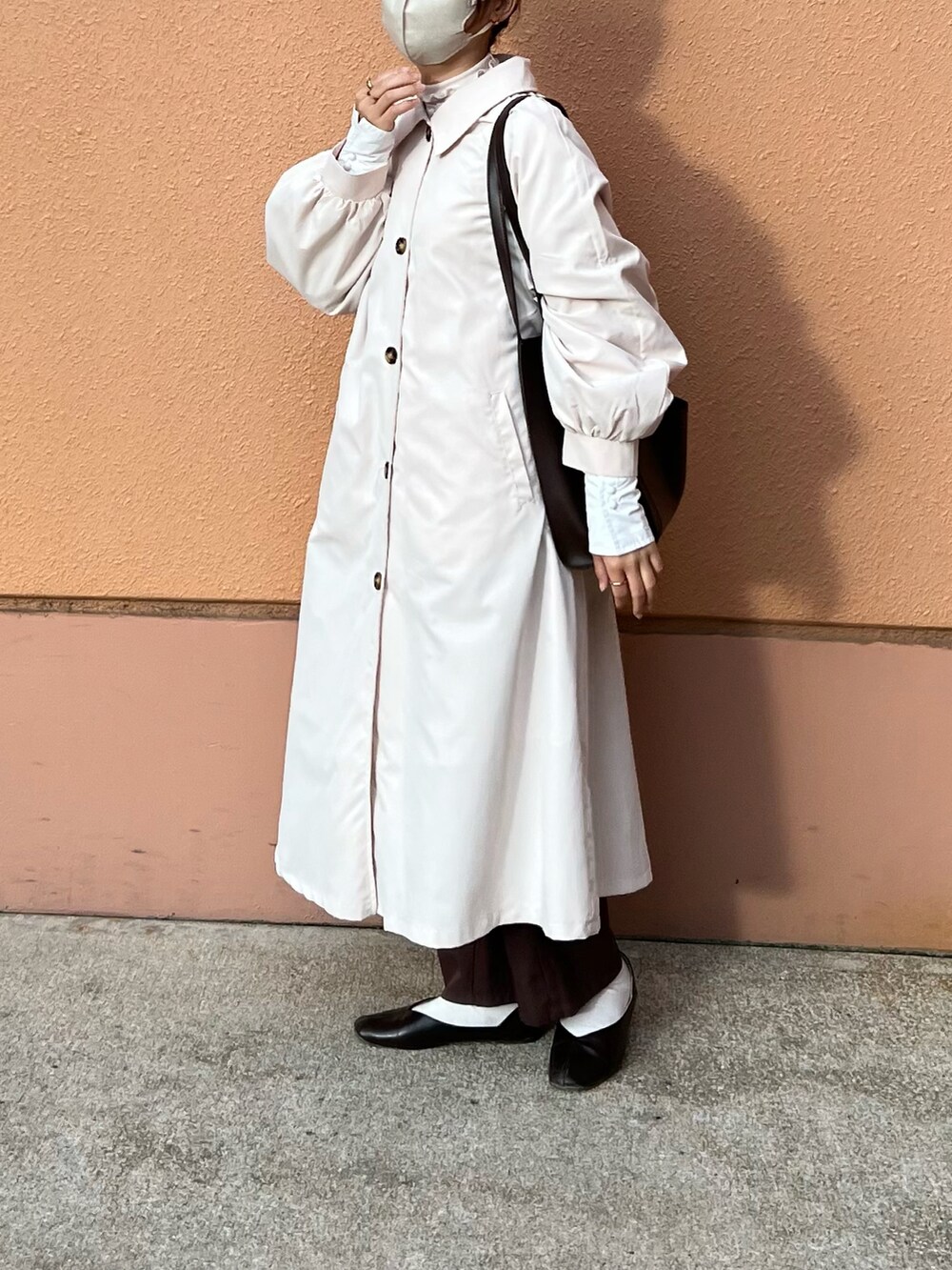 ホワイト系のジャケット/アウター、ブラウン系のその他パンツを着用したレディースの春コーディネートの4枚目の写真