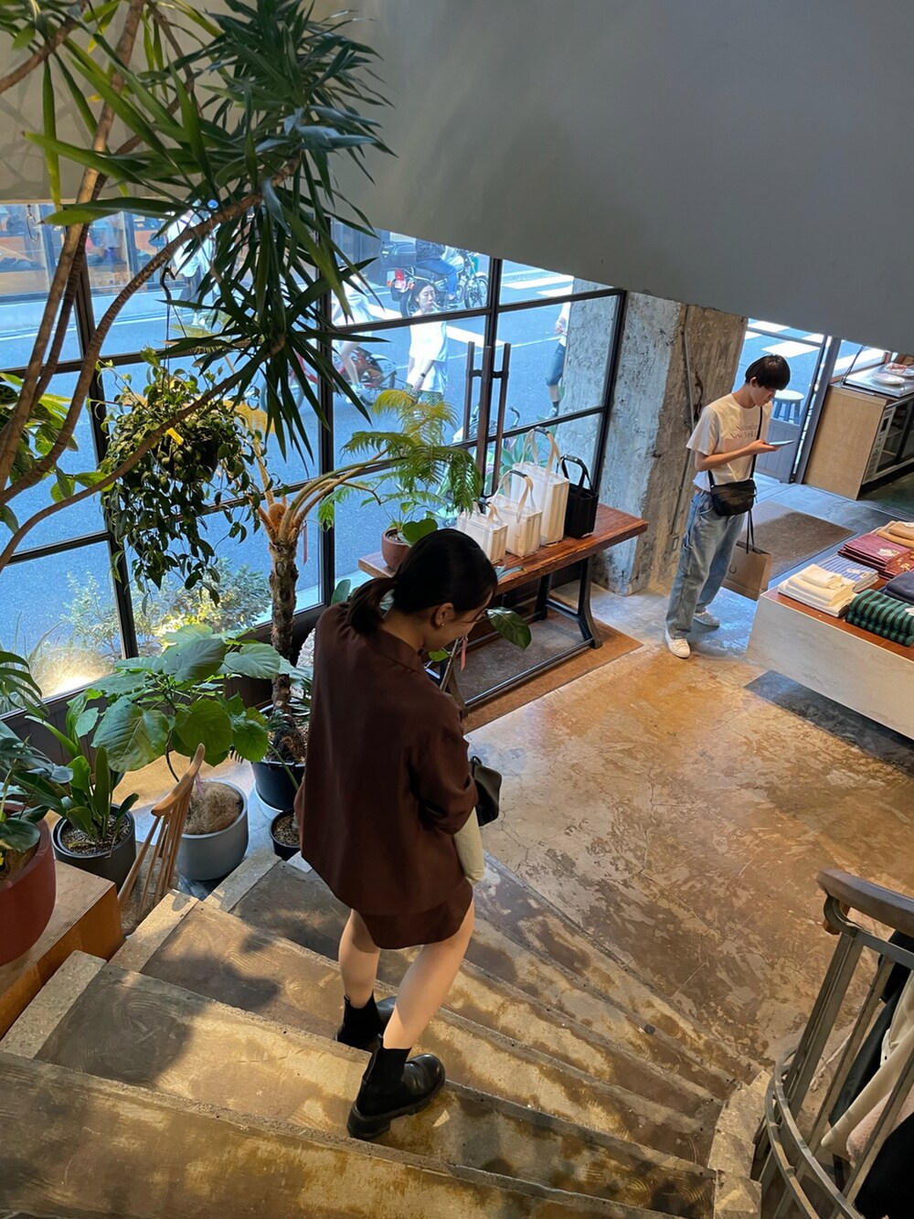 ブラウン系のジャケット/アウター、ブラウン系のパンツ、ブラック系のシューズを着用したレディースの秋コーディネートの4枚目の写真