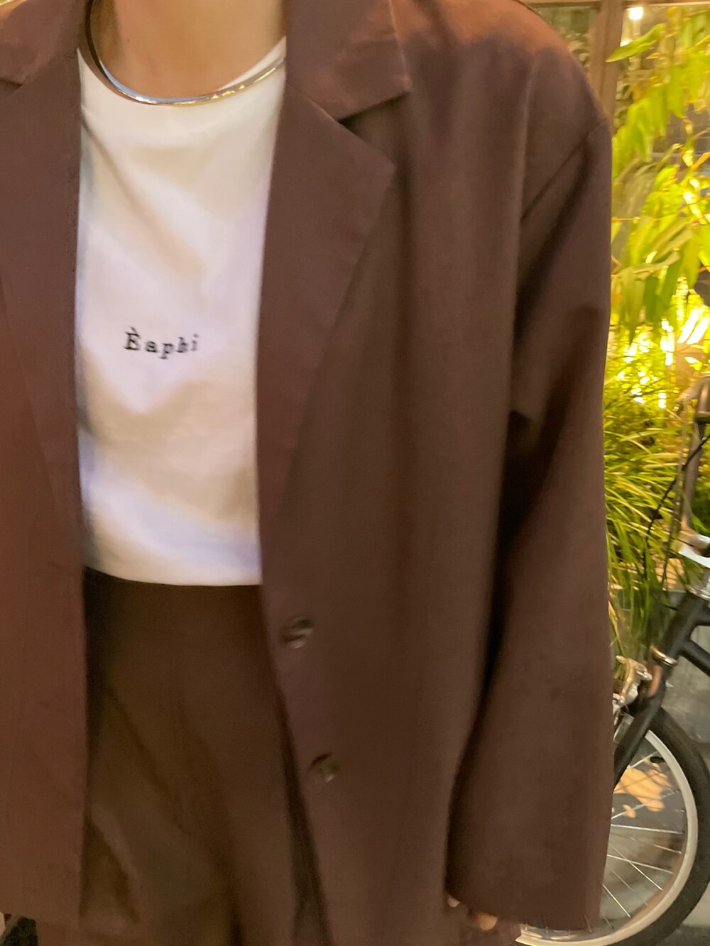 ブラウン系のジャケット/アウター、ブラウン系のパンツ、ブラック系のシューズを着用したレディースの秋コーディネートの3枚目の写真