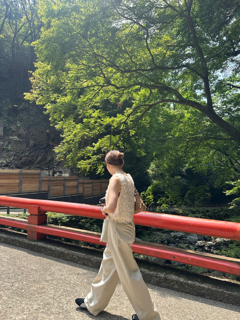 ホワイト系のスニーカー、ホワイト系のパンツ、その他のフォーマルスーツ/小物を着用したレディースの夏コーディネートの2枚目の写真