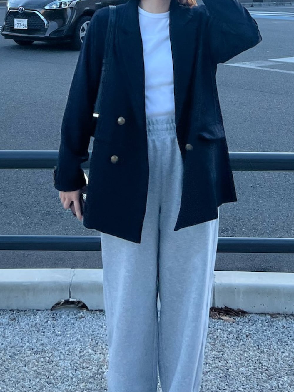 その他のノーカラージャケット、グレー系のスウェットパンツを着用したレディースの冬コーディネートの3枚目の写真