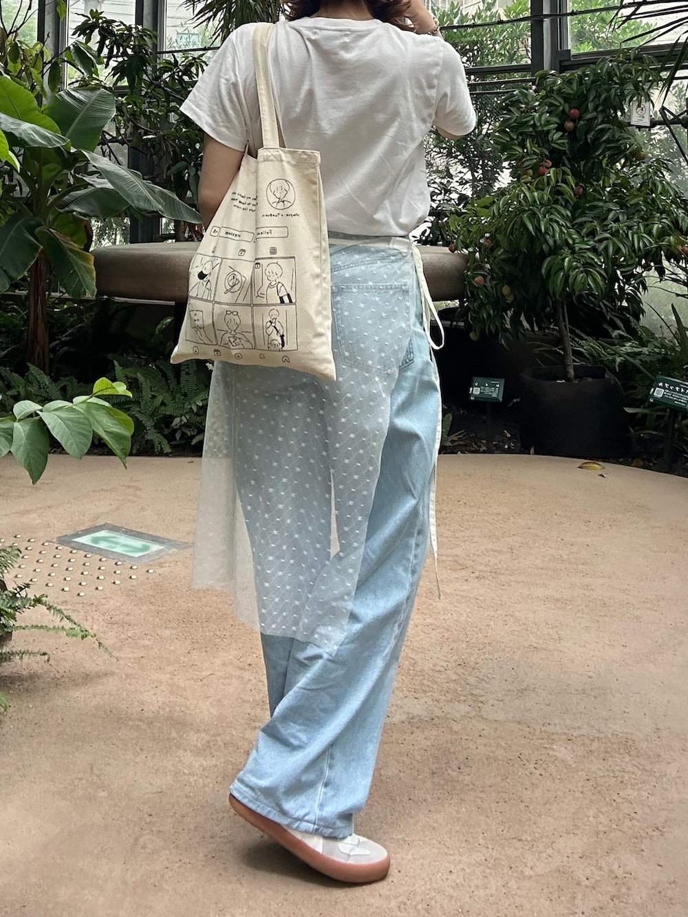 ブルー系のデニムパンツ、ホワイト系のスニーカー、ホワイト系のTシャツ/カットソーを着用したレディースの夏コーディネートの2枚目の写真