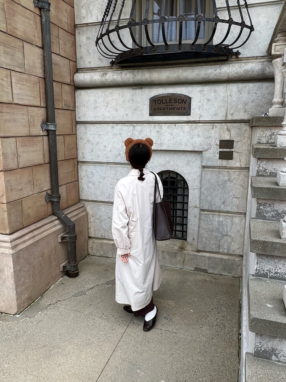 ホワイト系のジャケット/アウター、ブラウン系のその他パンツを着用したレディースの春コーディネートの3枚目の写真