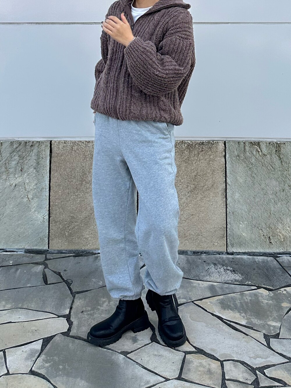 グレー系のスウェットパンツ、ブラック系のシューズ、ブラウン系のニット/セーターを着用したレディースの冬コーディネートの4枚目の写真