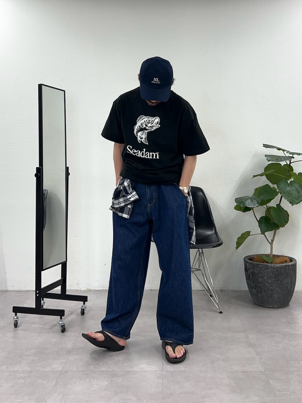 ブラック系のTシャツ/カットソー、ブルー系のデニムパンツを着用したメンズの春コーディネートの2枚目の写真