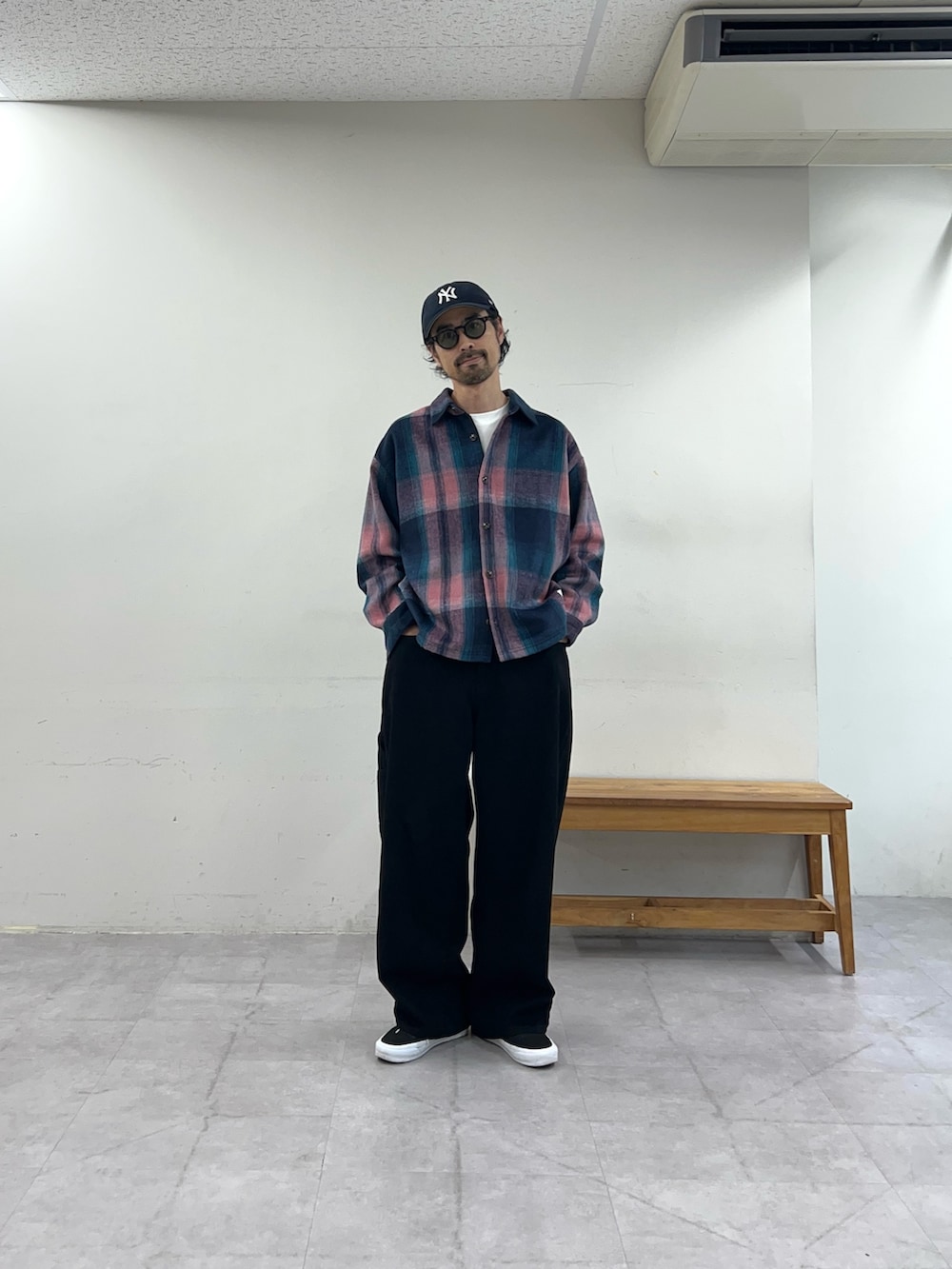 ピンク系のシャツ/ブラウスを着用したメンズの夏コーディネートの2枚目の写真