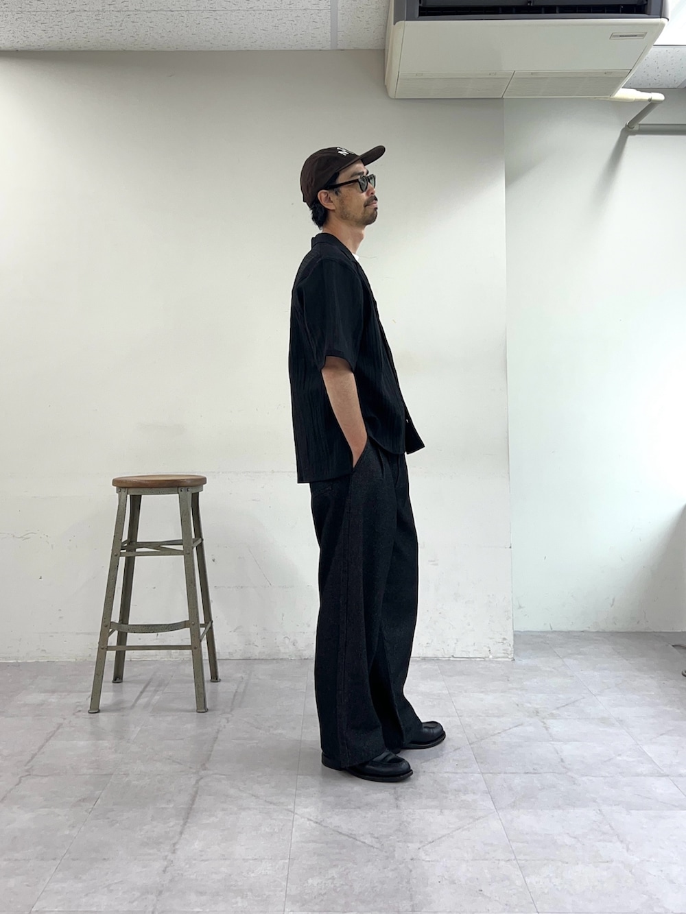 ブラック系のシャツ/ブラウス、ブラック系のスラックスを着用したメンズの夏コーディネートの3枚目の写真