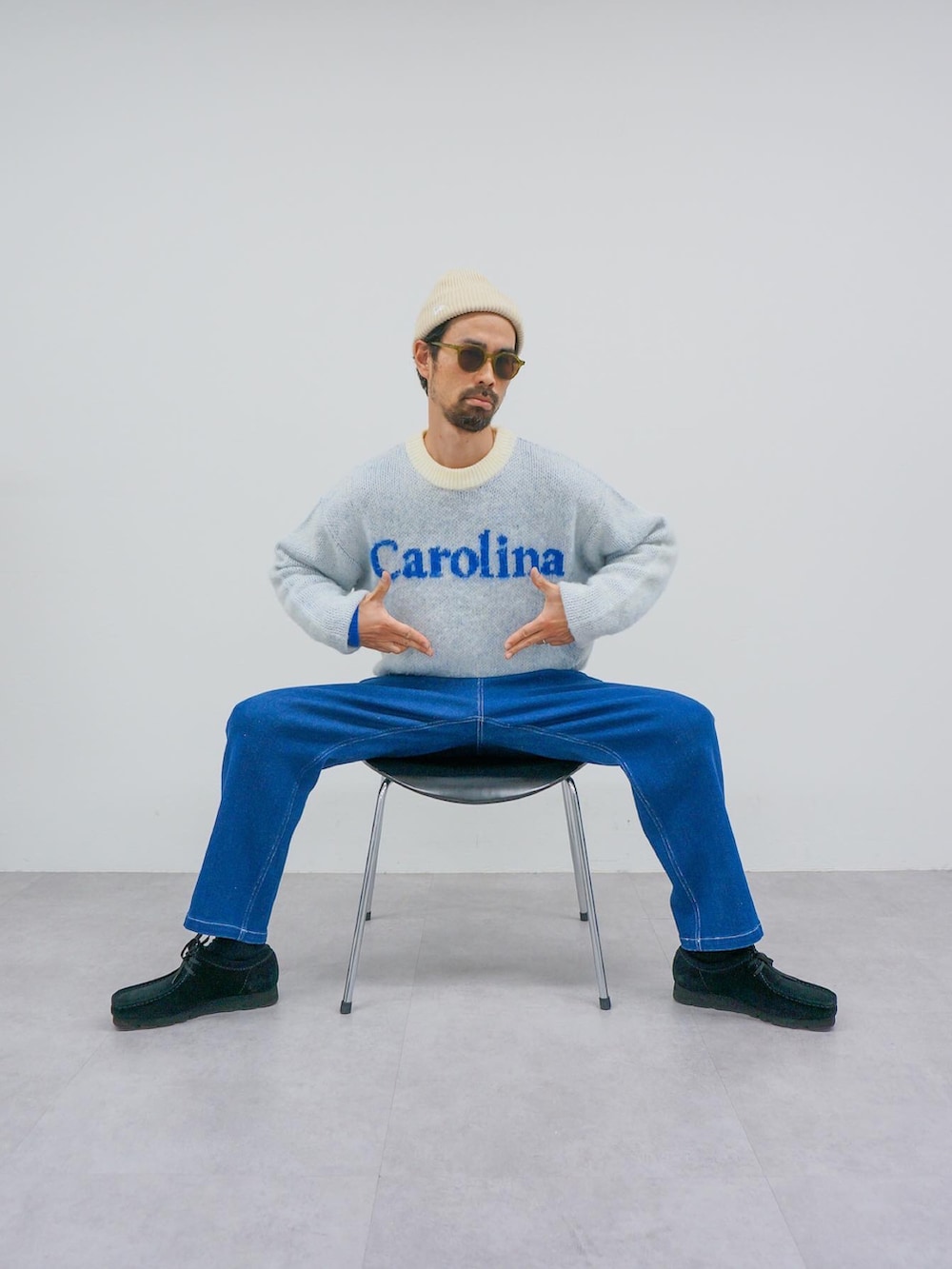 ブルー系のニット/セーター、ブルー系のデニムパンツ、ブラック系のモカシン/デッキシューズを着用したメンズの冬コーディネートの2枚目の写真